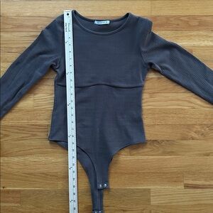 Reoria size small 2 snap closure long sleeve bodysuit w/ wide rib texture